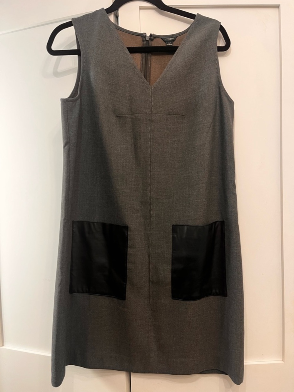 Ann Taylor Gray Sleeveless V-Neck Shift Dress with Black faux leather Pockets